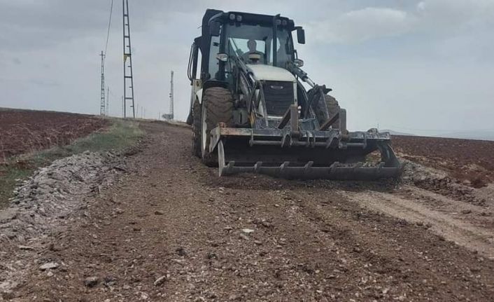 Aslanapa’da atık asfalt malzemeler arazi yollarında değerlendiriliyor