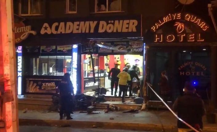 Ataşehir’de aracının direksiyon hakimiyetini kaybeden kamyonet şoförü dükkana daldı: 1 ölü, 1 yaralı