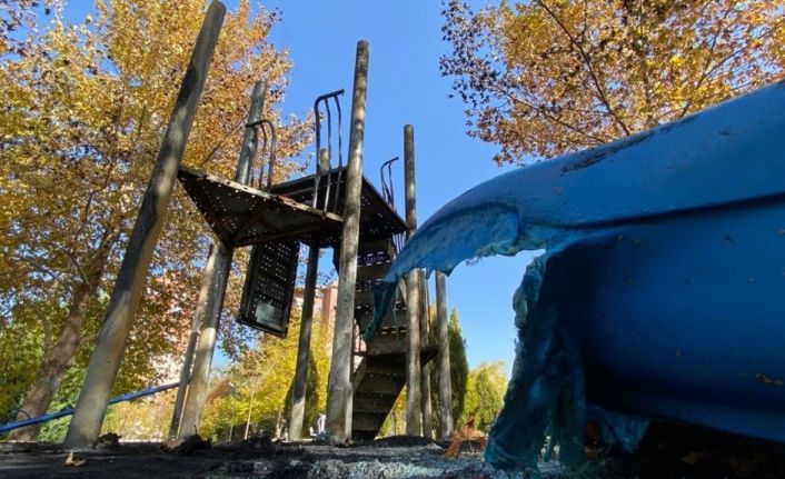 Ateşe verilen çocuk parkı kullanılmaz hale geldi