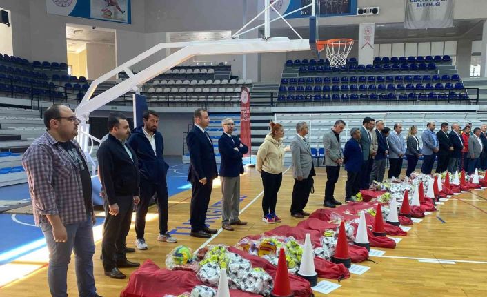 Bakanlıktan Manisa’daki okullara spor malzemeleri desteği