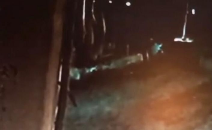 Balkonda asılı çamaşırları çaldılar