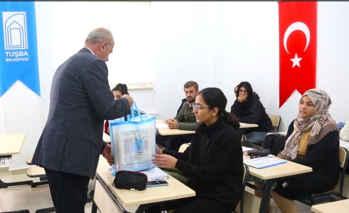 Başkan Akman’dan üniversite sınavına hazırlanan öğrencilere kitap desteği