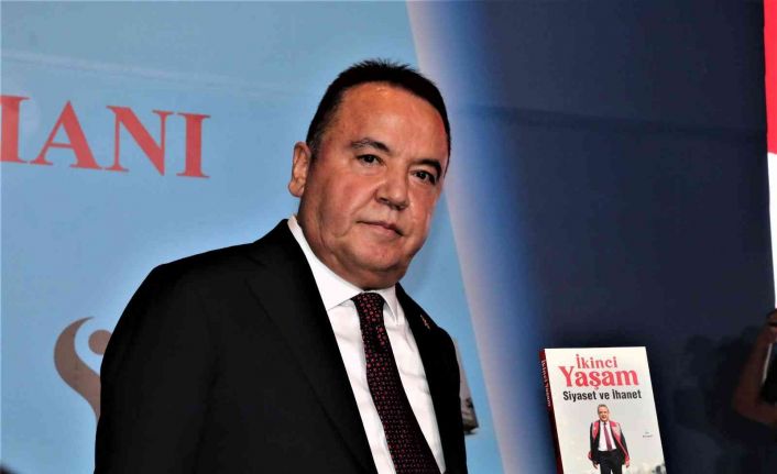 Başkan Böcek, hasta yatağında yaşadığı siyasi ihanetin kitabını yazdı