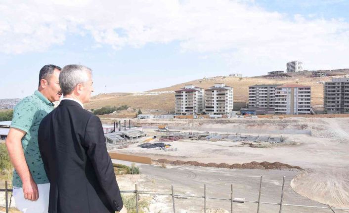 Başkan Tahmazoğlu 3 katlı köprülü kavşak çalışmasını yakından takip ediyor