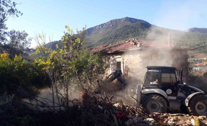 Bayırköy’de metruk binalar tek tek yıkılıyor