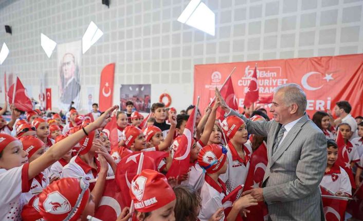 Bayram coşkusu yüzme şenlikleriyle başladı