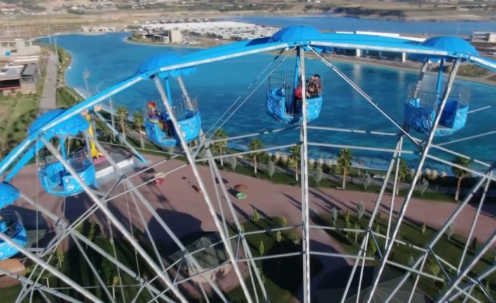 Berberde ağlayan çocuk lunaparkta dönme dolapta tıraş edildi