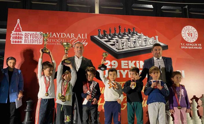 Beyoğlu’nda düzenlenen “29 Ekim Cumhuriyet Bayramı Satranç Turnuvası” ödülleri sahiplerini buldu