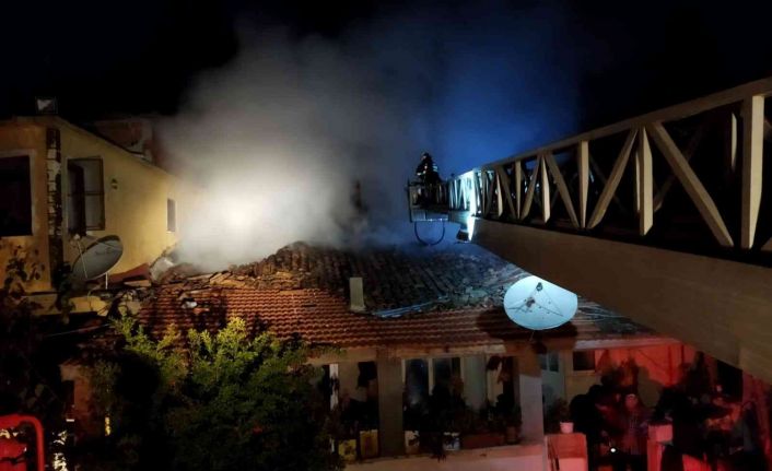 Bir evde başlayan yangın diğerine de sıçradı