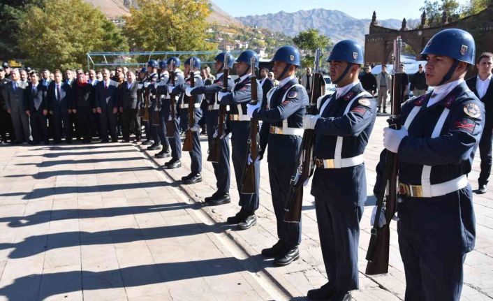 Bitlis’te çelenk sunma töreni