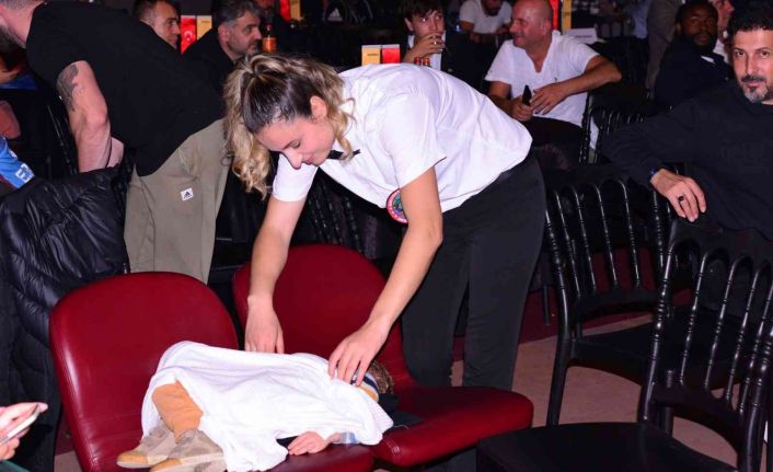 Boks hakemi anne, tribünde uyuyakalan oğlunun üzerini örttü