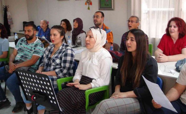Bu koroda her meslek ve yaş gurubundan kişi yer alıyor