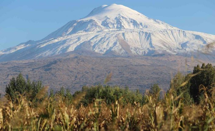 Bulutlar çekildi, Ağrı Dağı’nın ihtişamı ortaya çıktı