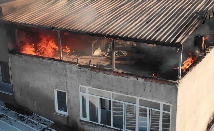 Bursa’da 5 katlı apartmanın çatı katında çıkan yangın korku dolu anlar yaşattı