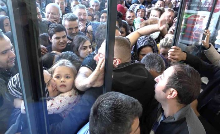 Bursa’da alışveriş çılgınlığı...Birbirlerini ezdiler