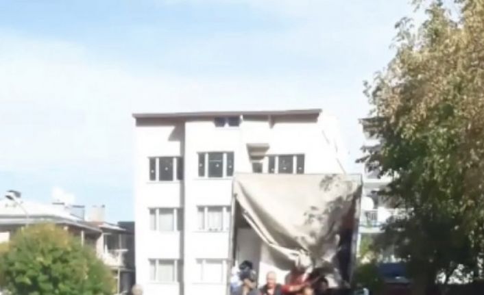 Bursa’da kamyonet kasasında tehlikeli yolculuk kameralarda