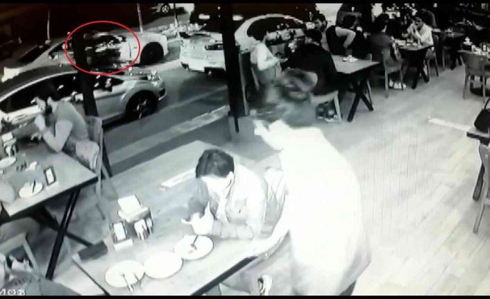 Bursa’da otomobilin kapısını bir anda açtı, motokurye çarparak böyle kaza çarptı