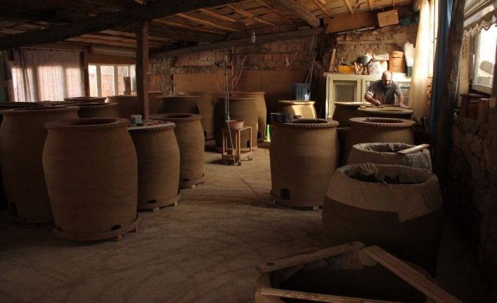 Çamura elleriyle şekil veren kentin son tandır ustası meslekte 44 yılı geride bıraktı