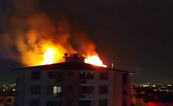 Çatıyı saran alevler apartman sakinlerine koru dolu anar yaşattı