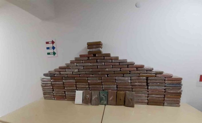 Deniz yüzeyinden paketlerle uyuşturucu sevkiyatına şafak operasyonu