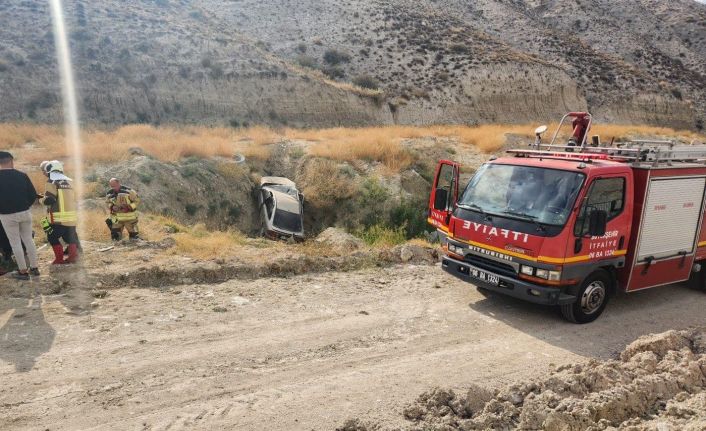 Dere yatağına uçan otomobildeki anne ve kızı yaralandı