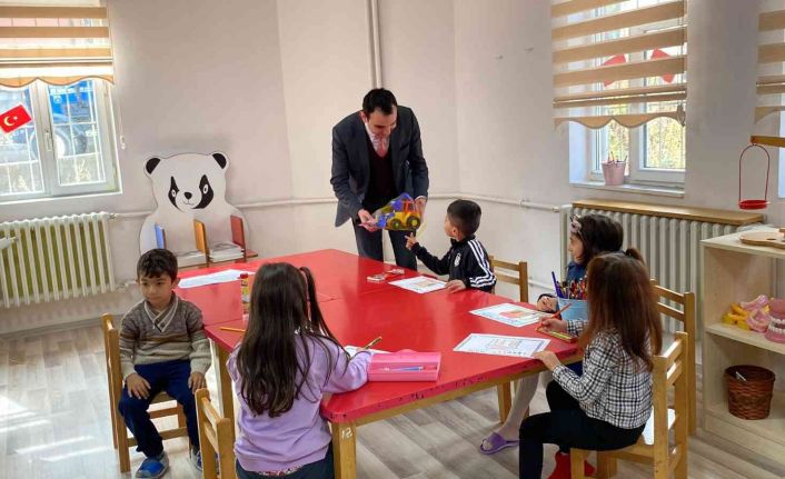 Digor’da kaymakamdan çocuklara oyuncak