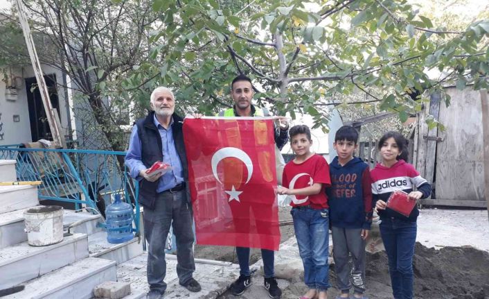 Dilovası’nda 16 bin haneye Türk bayrağı dağıtıldı