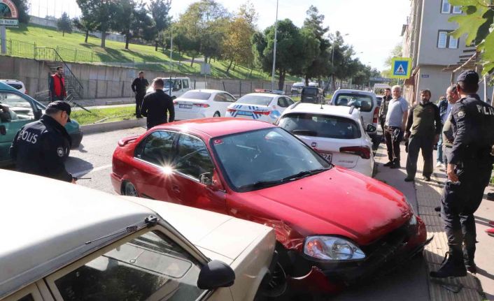 Direksiyon hakimiyetini kaybeden sürücü karşı şeride daldı: 2 yaralı
