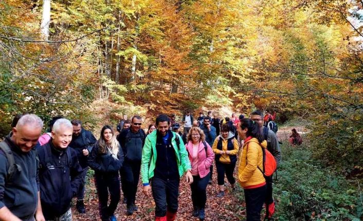 Doğa tutkunları Domaniç’in eşsiz sonbahar manzarasında yürüdü