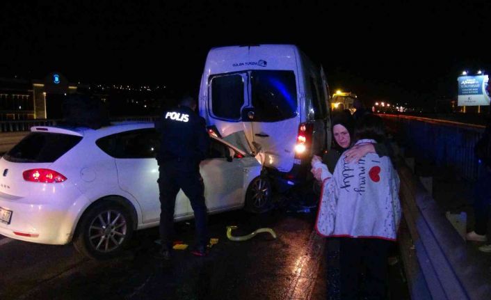 Düğün dönüşü yol ayrımını kaçırıp geri gelen minibüse otomobil çarptı: 2’si çocuk 6 yaralı