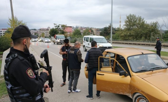 Emniyet Genel Müdürlüğü: “Huzurlu Sokaklar ve Terör Suçları’ uygulamasında 4’ü terör suçu olmak üzere toplam 706 şahıs yakalandı”