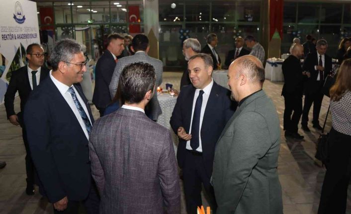 ERÜ Rektörü Altun, Tıp Fakültesi Akademisyenleri İle Bir Araya Geldi