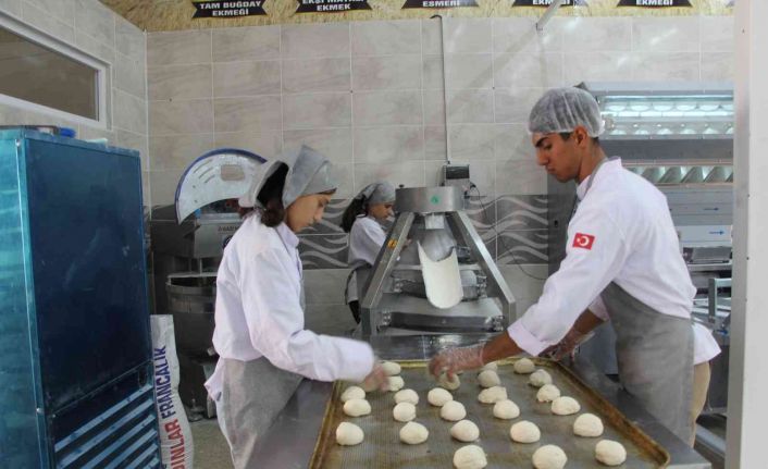 Fabrika gibi okul, öğrenciler her gün 12 bin ekmek üretiyor