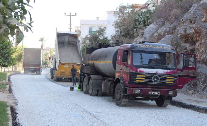 Finike’de alt yapı çalışmasında bozulan yollar asfaltlanıyor