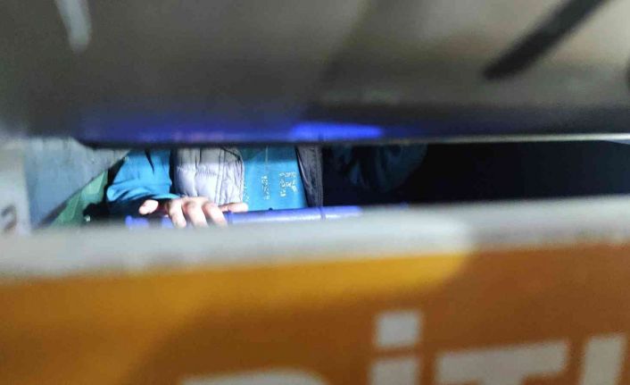 Geri dönüşüm kutusunda mahsur kalan çocuğu itfaiye ekipleri kurtardı