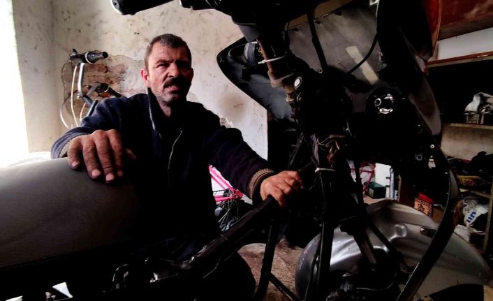 Gözleri görmüyor, hissederek 20 yıldır motosiklet tamir ediyor