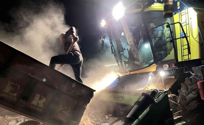 Güvenlik önlemi almadan biçerdöverin içine mısırları atan çiftçi yürekleri ağza getirdi