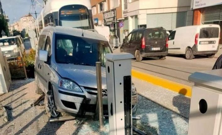 Hafif ticari araç tramvay durağına daldı