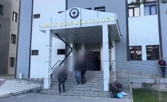 Haklarında 25 yıl 10 ay kesinleşmiş hapis cezası bulunan biri cezaevi firarisi 2 hükümlü tutuklandı