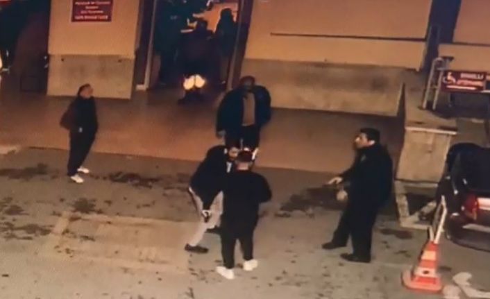Hastane önünde güvenlik görevlisine silah çekti, o anlar güvenlik kamerasına yansıdı