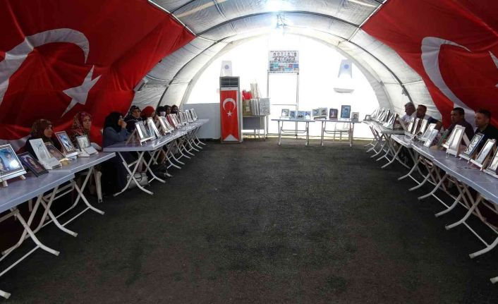 HDP-PKK’ya karşı dik duran ailelerin evlat nöbeti bin 130’uncu gününe girdi