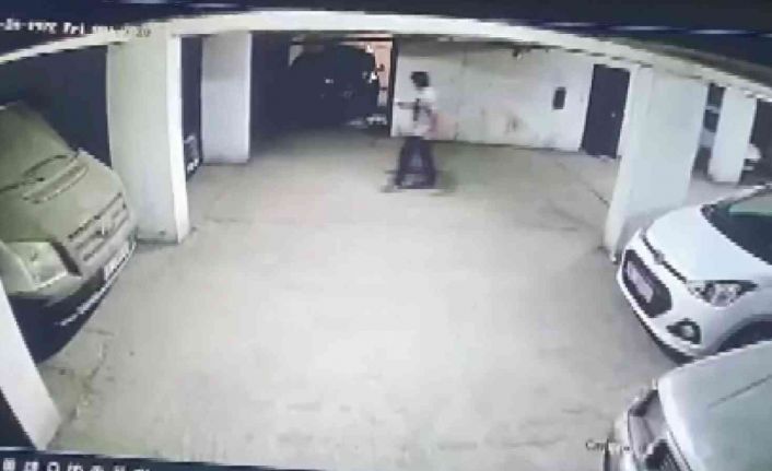 Hırsız, motosiklet sahibi tarafından yakalanınca bıçak çekti o anlar kameraya yansıdı