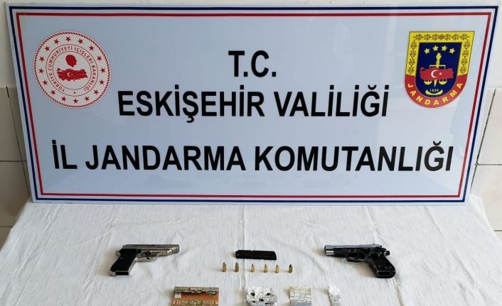 Hırsızlıktan aranan 2 şüphelinin aracında silah ve uyuşturucu madde ele geçirildi