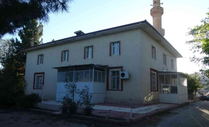 Höyük üzerine yapıldığı depremle ortaya çıkan ve ibadete kapatılan tarihi caminin akıbeti belirsiz