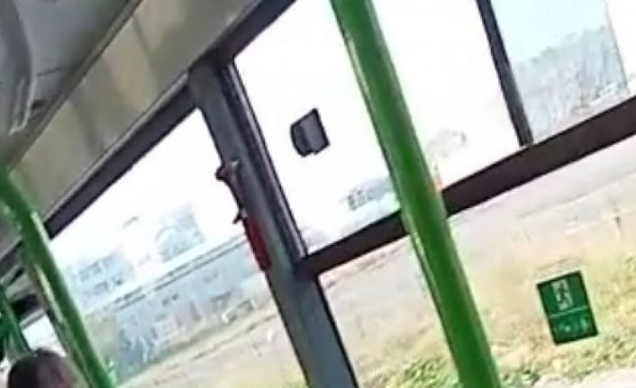 İETT otobüsünde yolcular arasında yaşanan tartışma kamerada