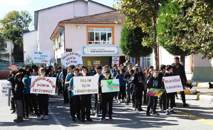 İklim değişikliği ile mücadeleye dikkat çekmek için bando eşliğinde yürüdüler