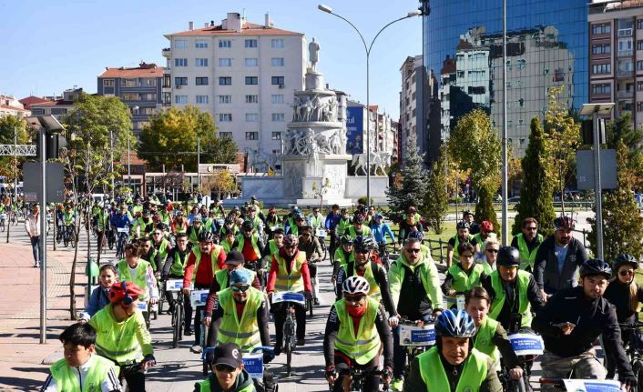 İklim değişikliğine dikkat çekmek için pedal çevirdiler