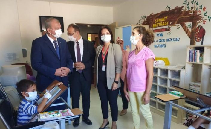 İl Milli Eğitim Müdürü Okumuş, hem tedavi görüp hem de öğrenen çocuklarla buluştu