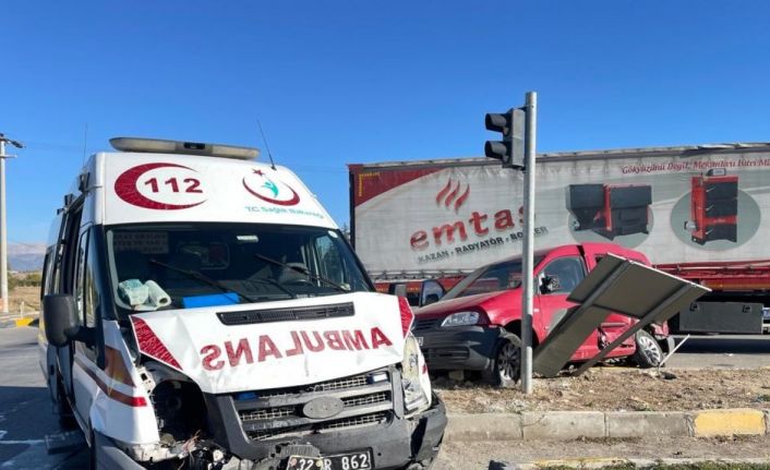 Isparta’da ambulans ile hafif ticari araç çarpıştı: 1 ölü, 6 yaralı