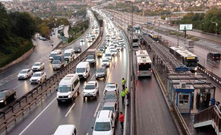 İstanbul’da etkili olan sağanak yağış yoğun trafiğe sebep olurken yağışla beraber ortaya çıkan gökkuşağı kartpostallık manzara oluşturdu